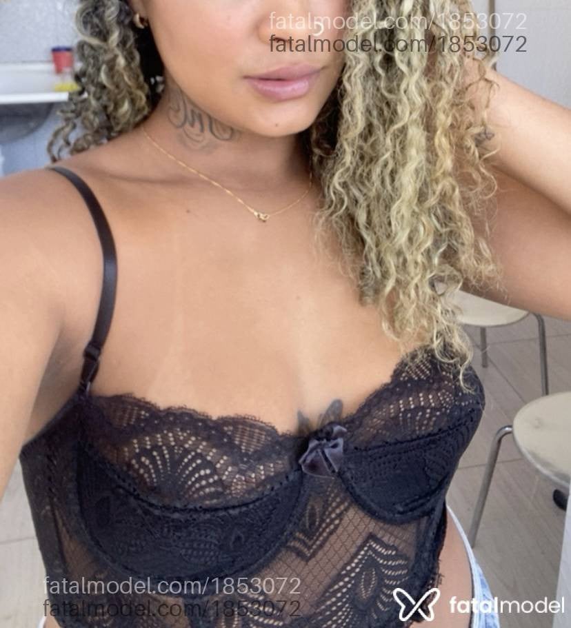 Acompanhante mulher loira (o) de olhos castanhos - Beatriz