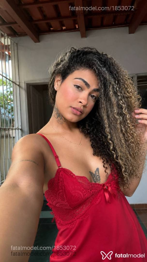 Acompanhante mulher loira (o) de olhos castanhos - Beatriz