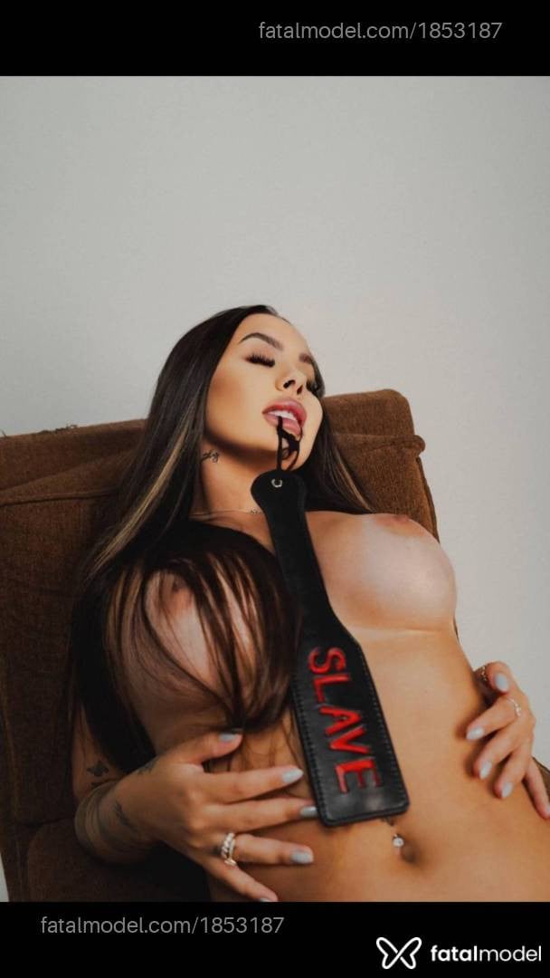 Acompanhante mulher morena (o) de olhos pretos - Iza