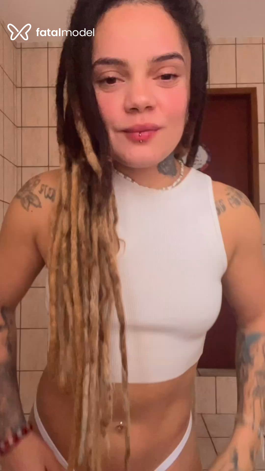 Acompanhante mulher loira (o) de olhos castanhos - Tiffany