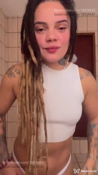 Acompanhante mulher loira (o) de olhos castanhos - Tiffany