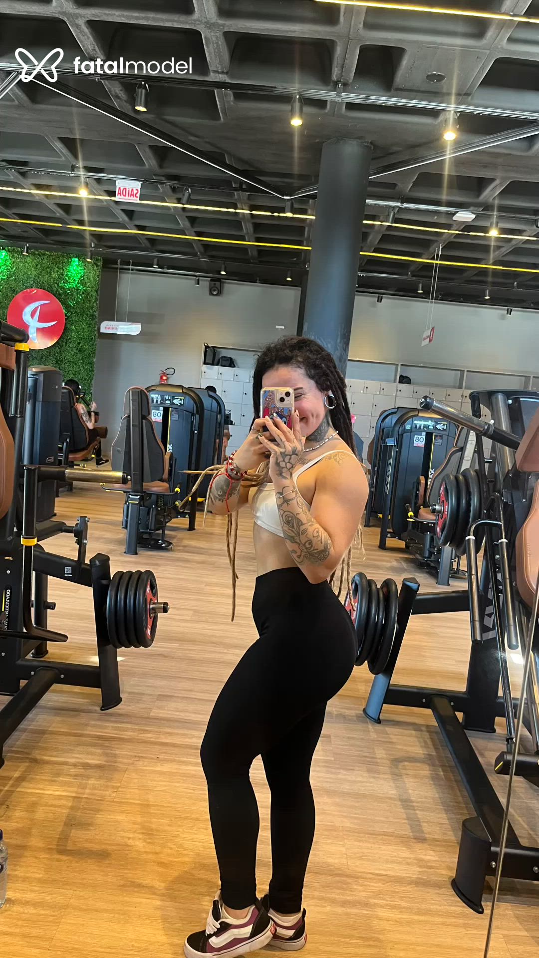 Acompanhante mulher loira (o) de olhos castanhos - Tiffany
