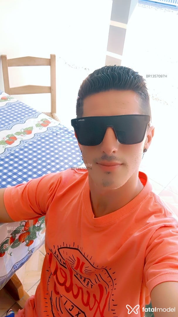 Acompanhante homem com cabelo castanho de olhos castanhos em Balneário Camboriú - DRB