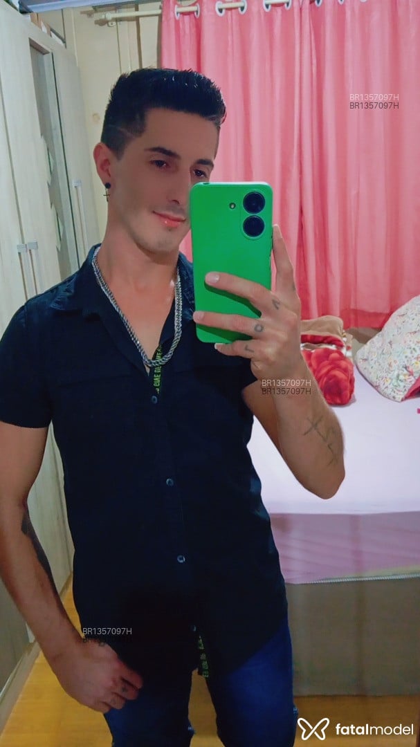 Acompanhante homem com cabelo castanho de olhos castanhos em Balneário Camboriú - DRB
