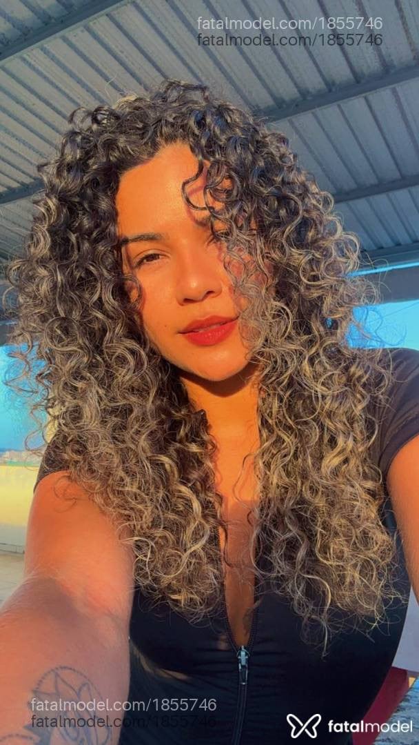 Acompanhante mulher loira (o) de olhos castanhos - Morena Jambo