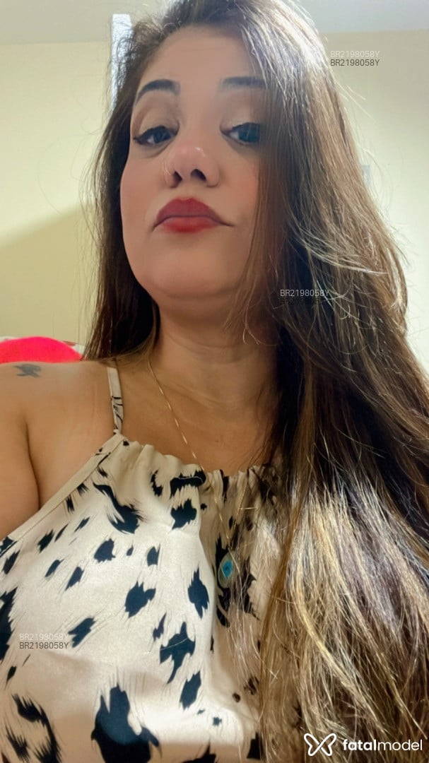Acompanhante mulher com cabelo colorido de olhos castanhos em Machado - Crystal