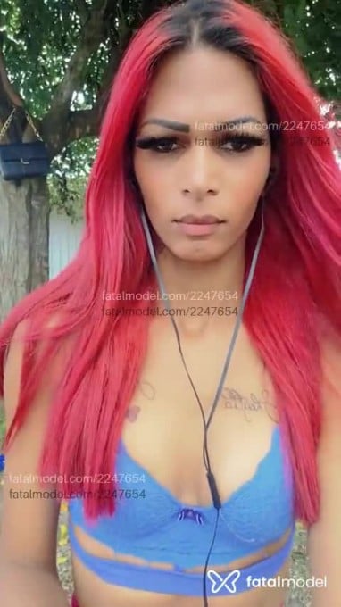 Acompanhante mulher trans com cabelo colorido de olhos pretos em Mauá - Sheylla
