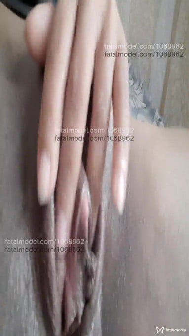 Acompanhante mulher com cabelo grisalho de olhos castanhos em Caraguatatuba - Lihh Brito