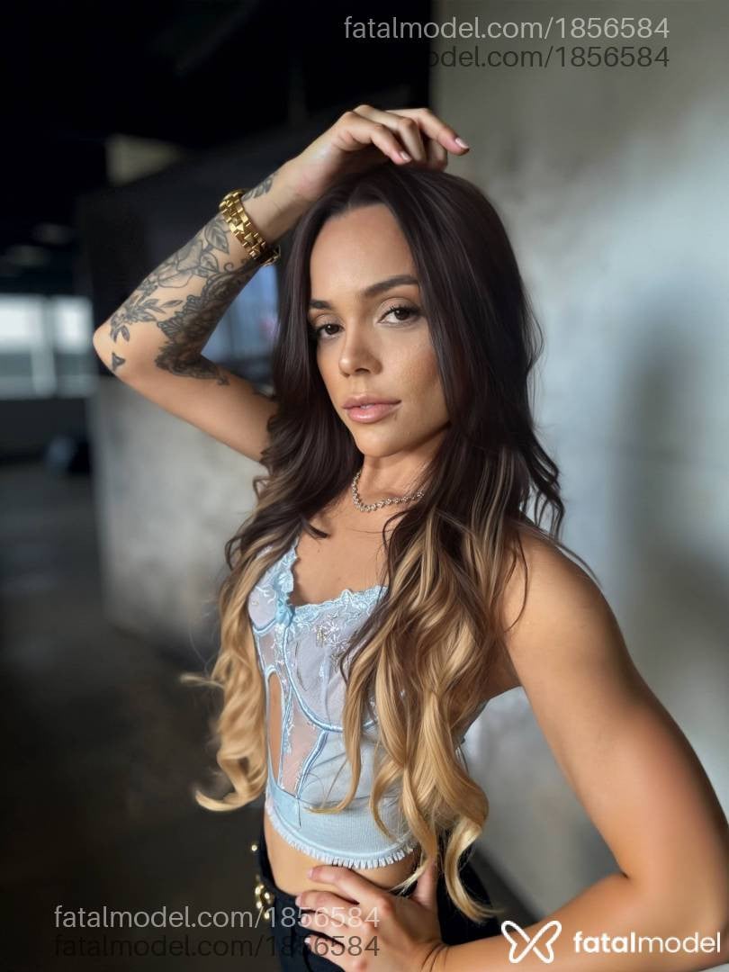 Acompanhante mulher loira (o) de olhos castanhos - Mia
