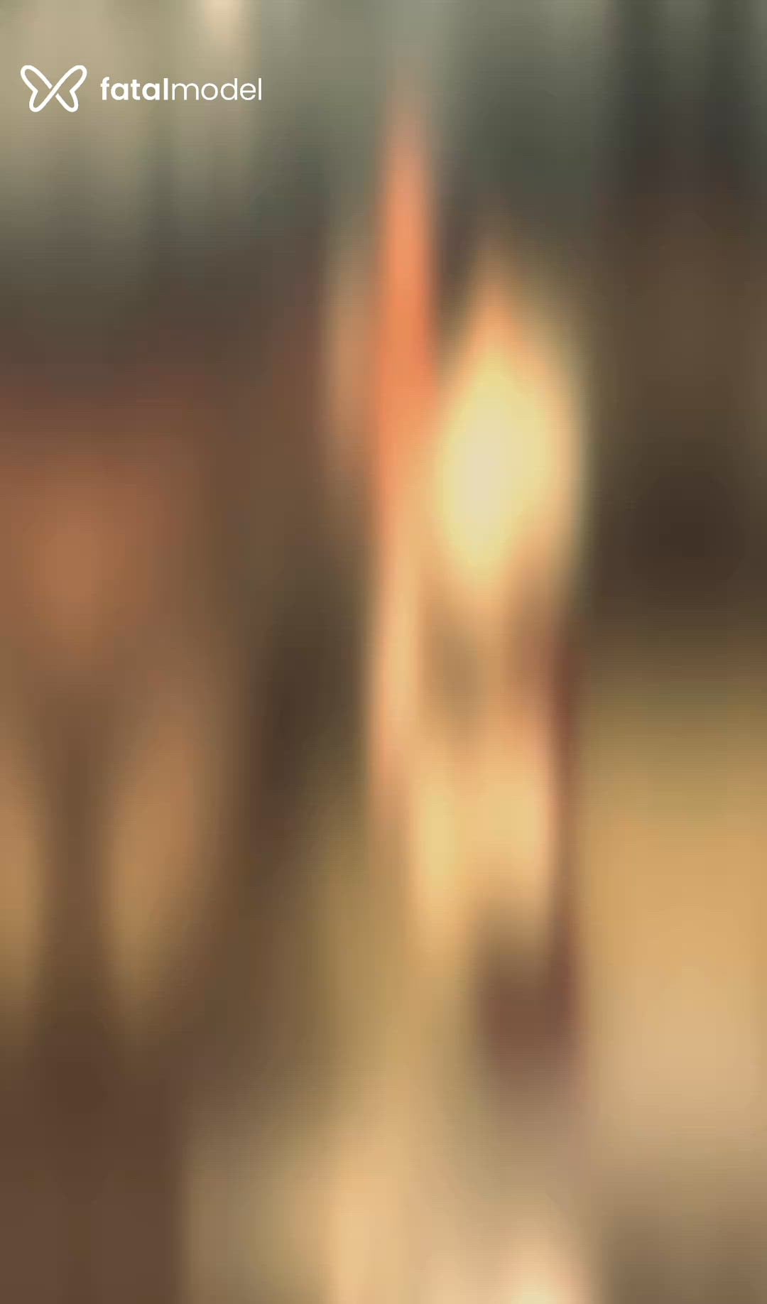 Acompanhante mulher loira (o) de olhos castanhos - Mia