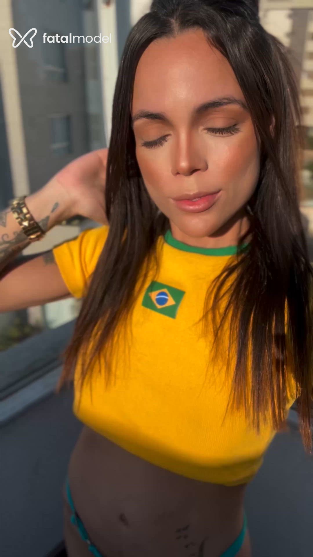 Acompanhante mulher loira (o) de olhos castanhos - Mia
