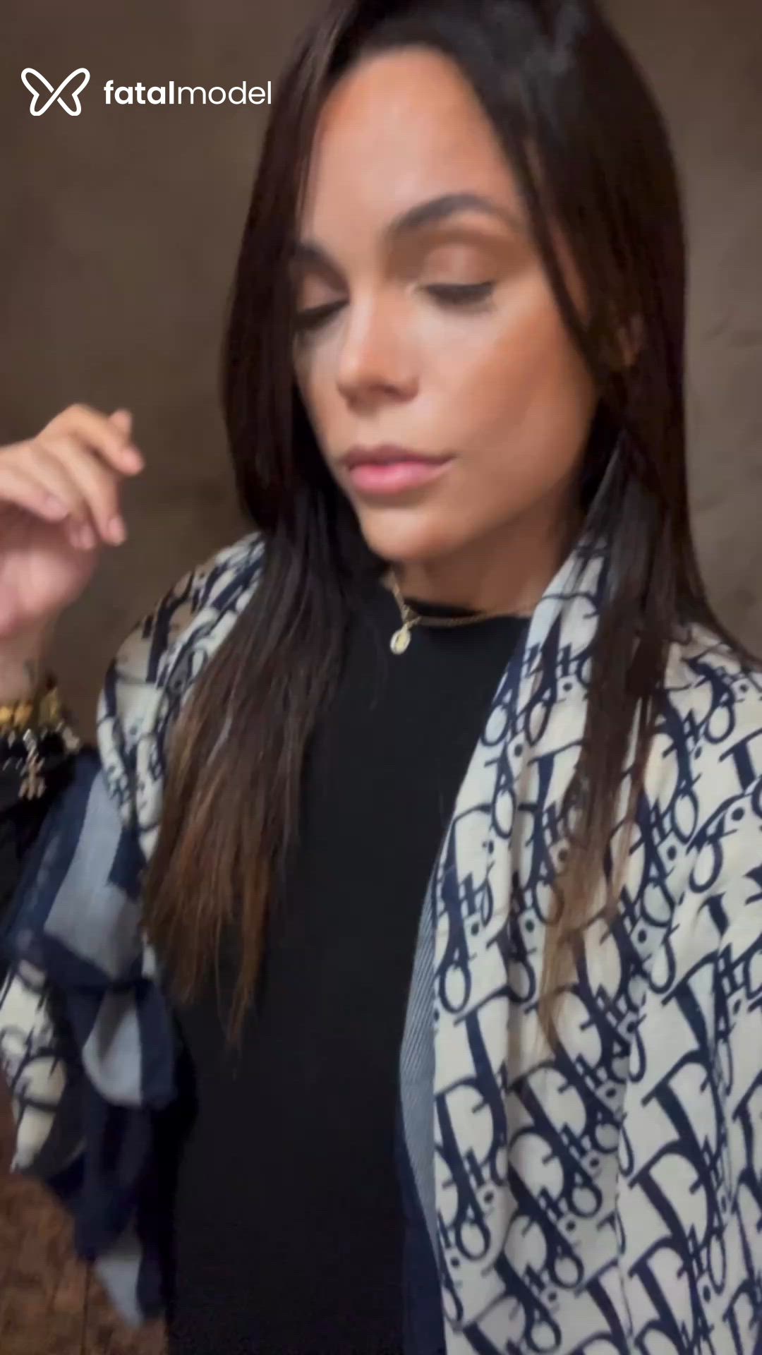 Acompanhante mulher loira (o) de olhos castanhos - Mia