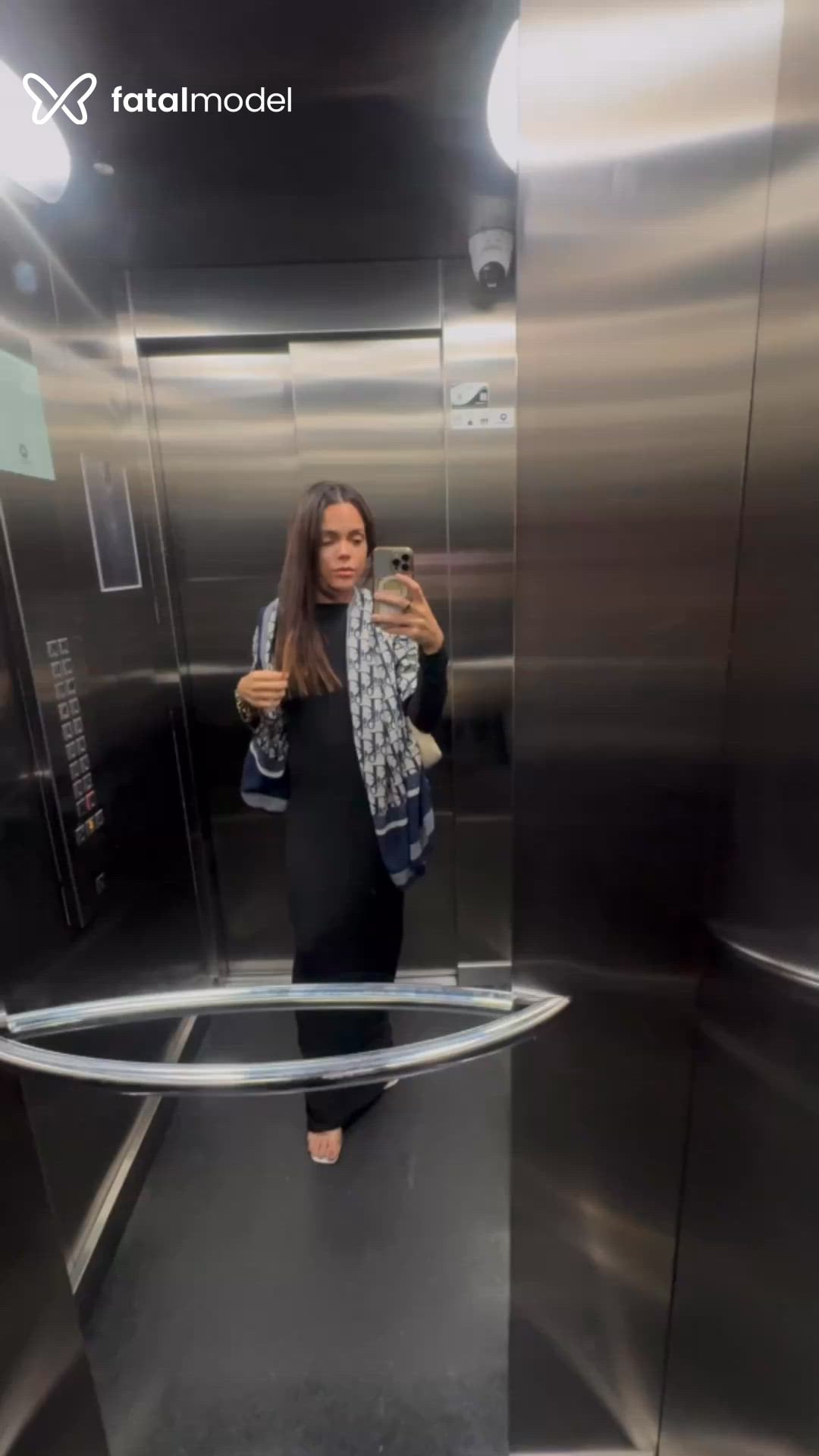 Acompanhante mulher loira (o) de olhos castanhos - Mia
