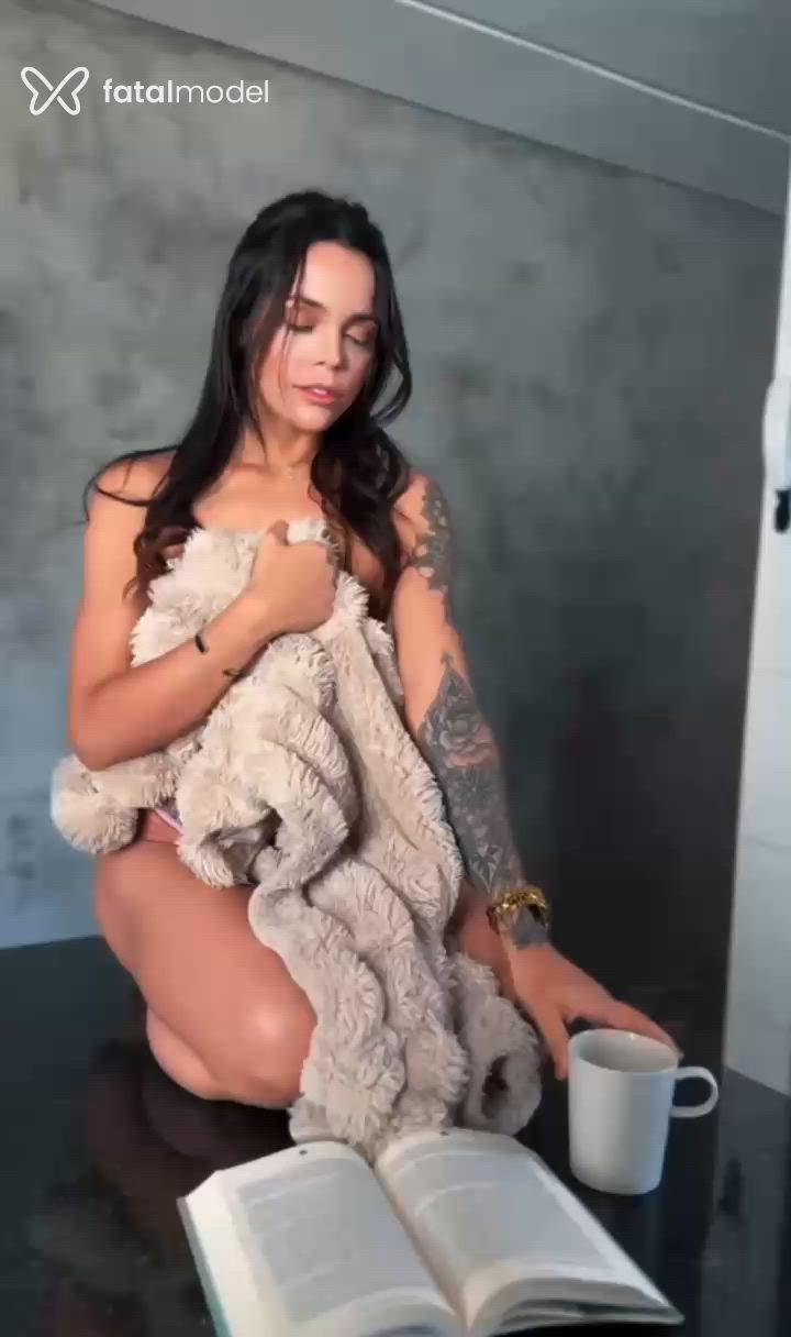 Acompanhante mulher loira (o) de olhos castanhos - Mia