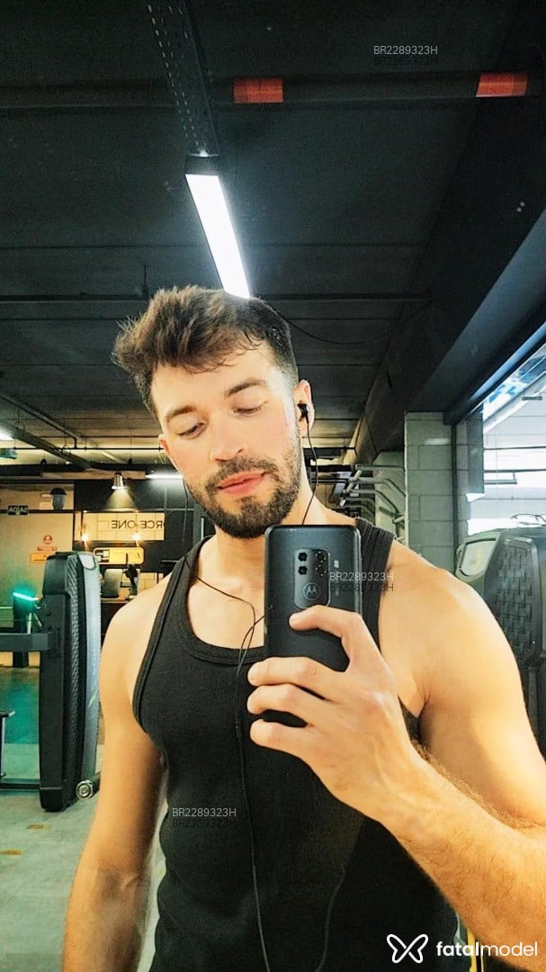 Acompanhante homem com cabelo castanho de olhos castanhos - Joseph Acompanhante homem com cabelo castanho de olhos castanhos - Joseph