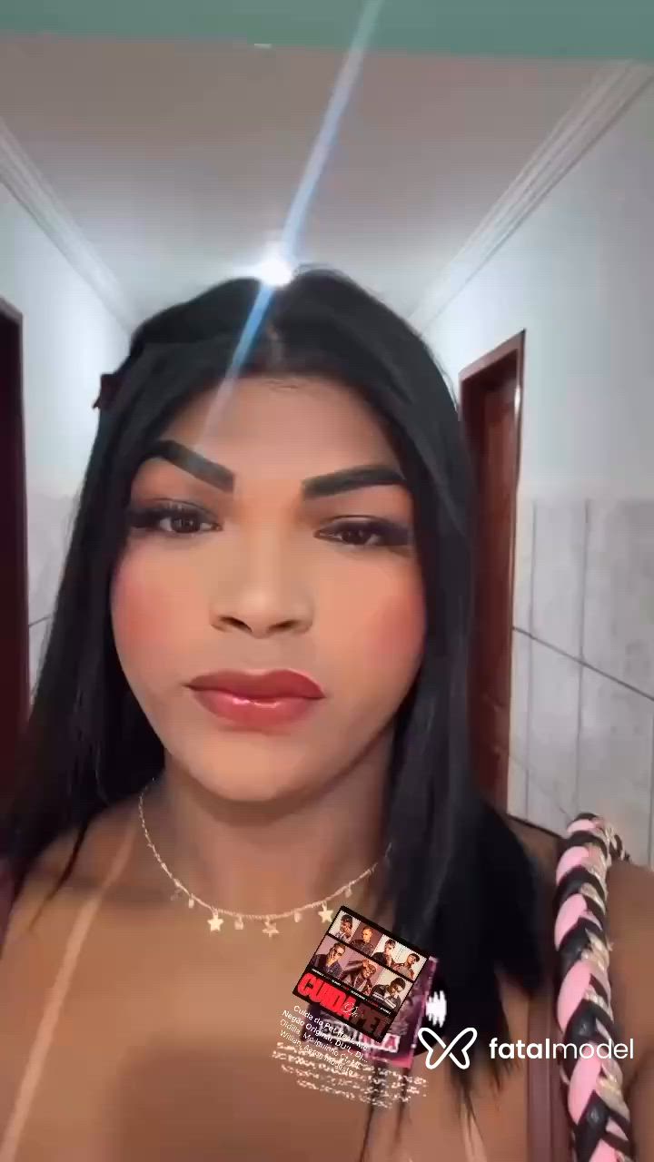 Acompanhante não-binário morena (o) de olhos castanhos - Yara Albuquerque Acompanhante não-binário morena (o) de olhos castanhos - Yara Albuquerque