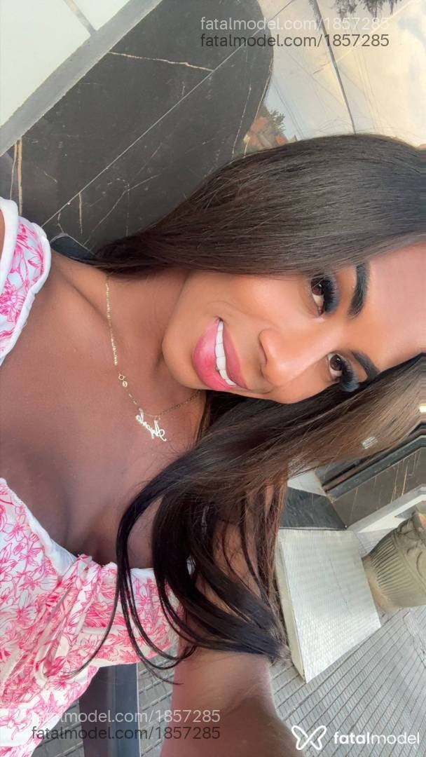 Acompanhante mulher trans com cabelo castanho de olhos mel - Bianca Rodrigues