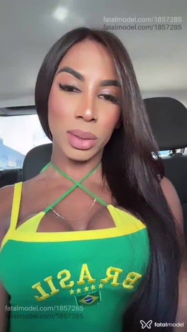 Acompanhante mulher trans com cabelo castanho de olhos mel em Brasília - Bianca Rodrigues
