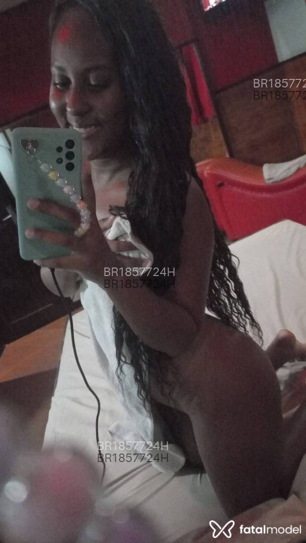 Acompanhante mulher com cabelo castanho de olhos castanhos em Virtual Acompanhante mulher com cabelo castanho de olhos castanhos em Virtual - Serena