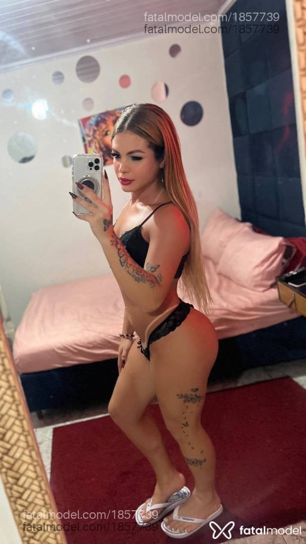 Acompanhante mulher trans loira (o) de olhos castanhos - Luana