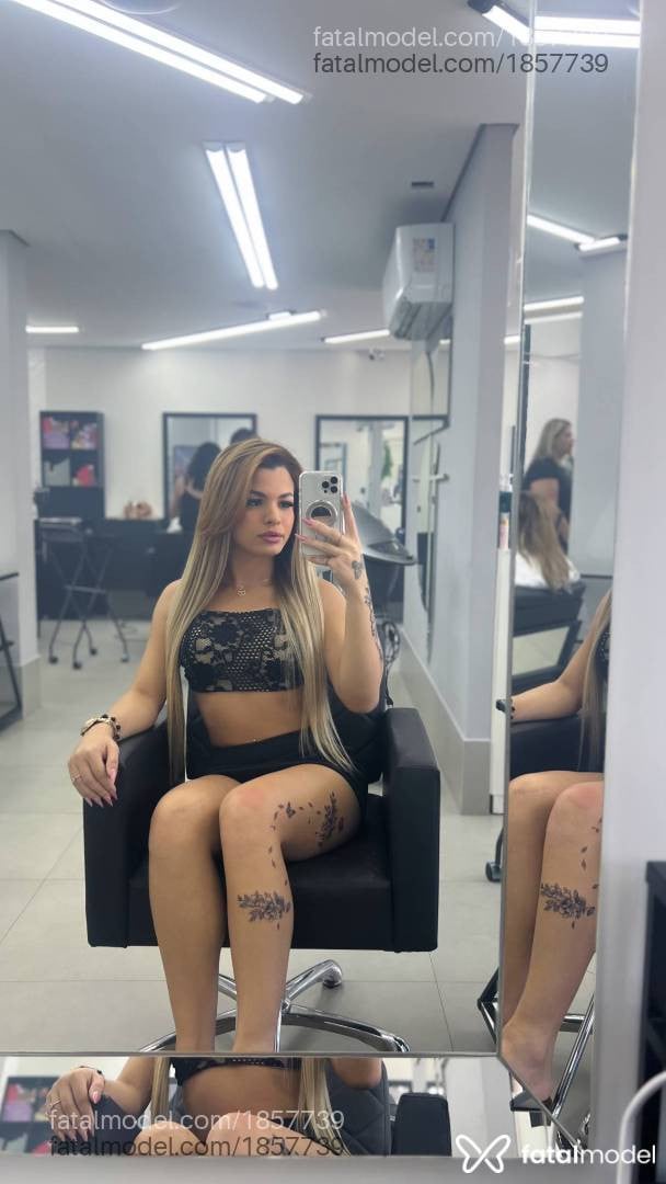Acompanhante mulher trans loira (o) de olhos castanhos - Luana