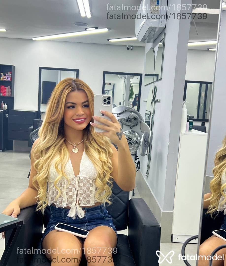 Acompanhante mulher trans loira (o) de olhos castanhos - Luana