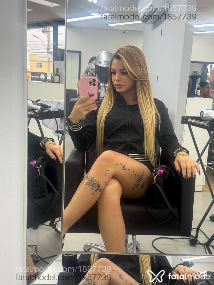 Acompanhante mulher trans loira (o) de olhos castanhos - Luana