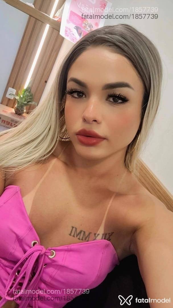 Acompanhante mulher trans loira (o) de olhos castanhos - Luana