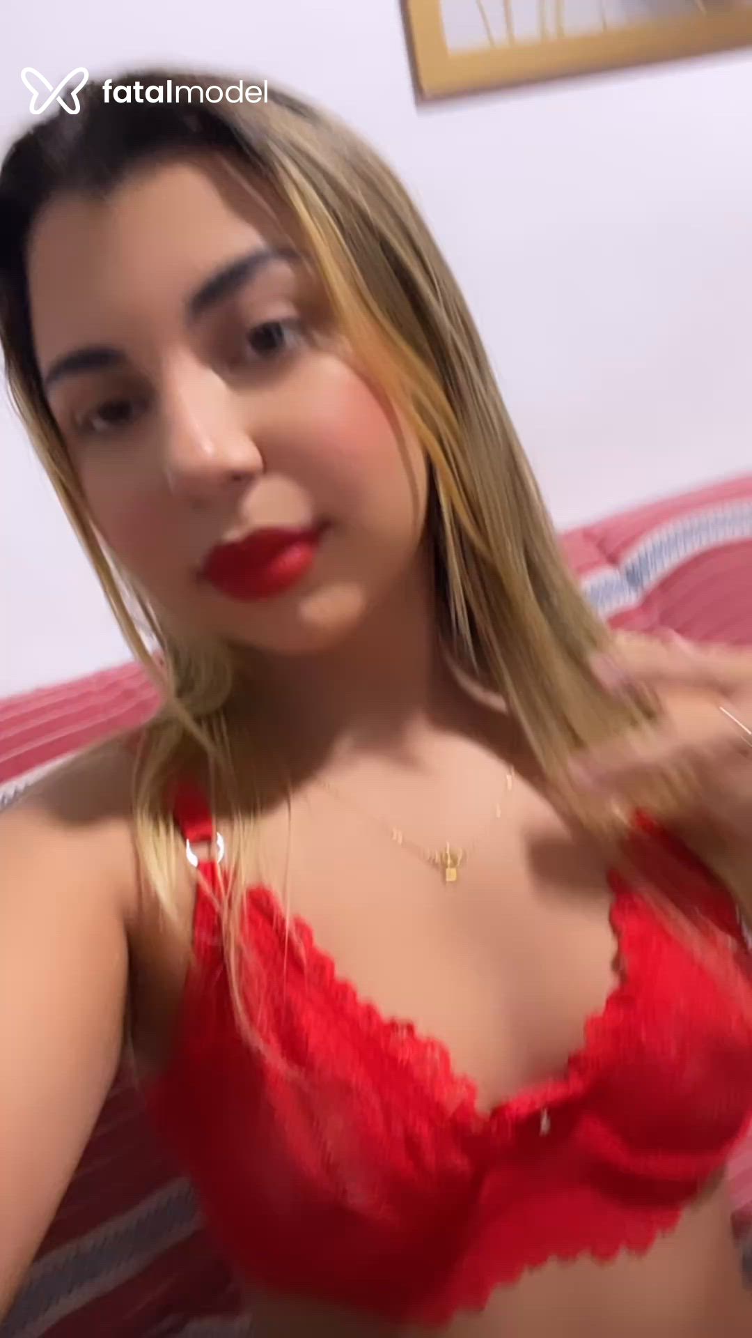 Acompanhante mulher loira (o) de olhos castanhos - Luara