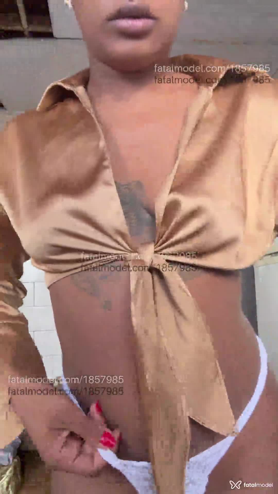 Acompanhante mulher com cabelo castanho de olhos mel em São Paulo - Aisha Rosário