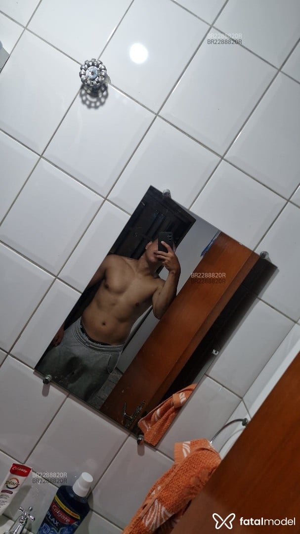 Acompanhante homem morena (o) de olhos castanhos em Curitiba - Henrique