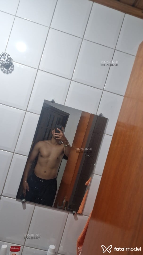 Acompanhante homem morena (o) de olhos castanhos em Curitiba - Henrique