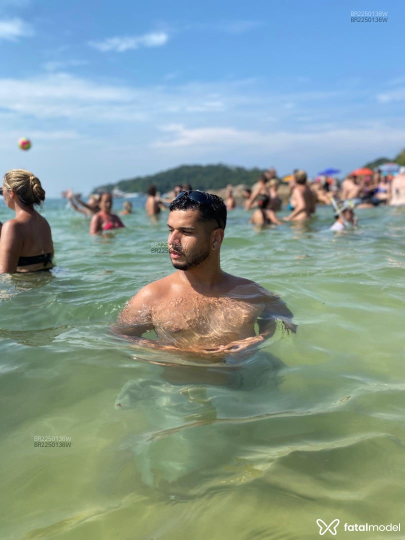 Acompanhante homem morena (o) de olhos castanhos em Balneário Camboriú - Arthur