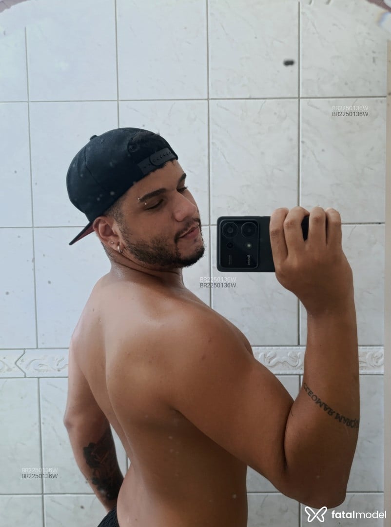 Acompanhante homem morena (o) de olhos castanhos em Balneário Camboriú - Arthur