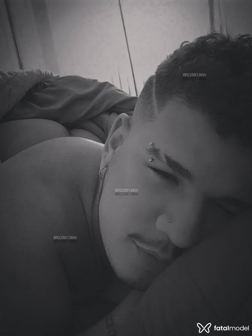 Acompanhante homem morena (o) de olhos castanhos em Balneário Camboriú - Arthur