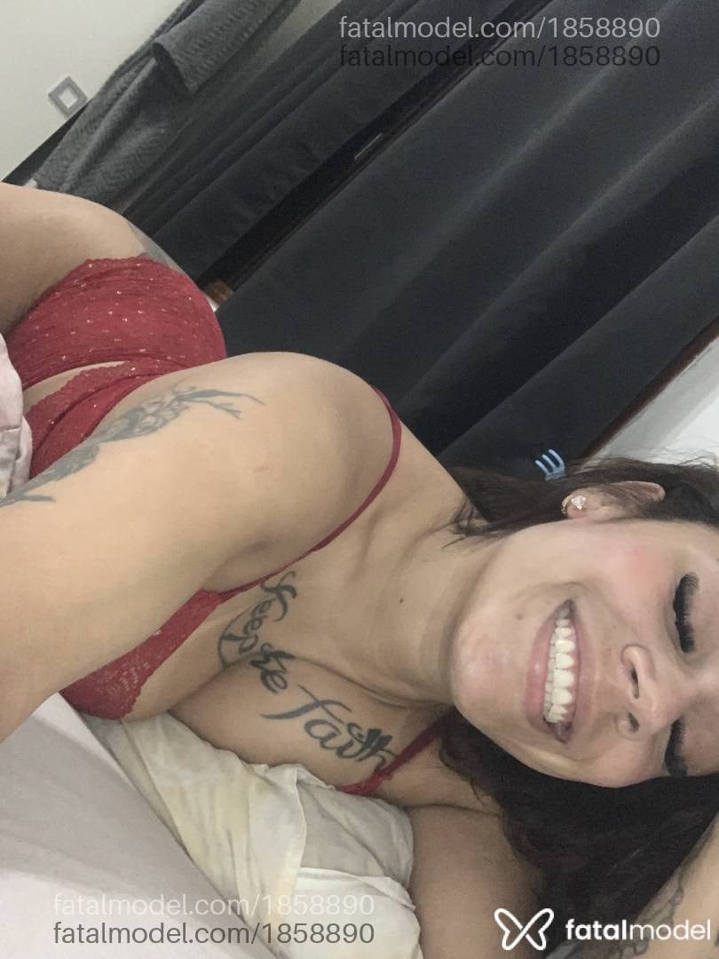 Acompanhante mulher com cabelo castanho de olhos mel em Lages - Erika