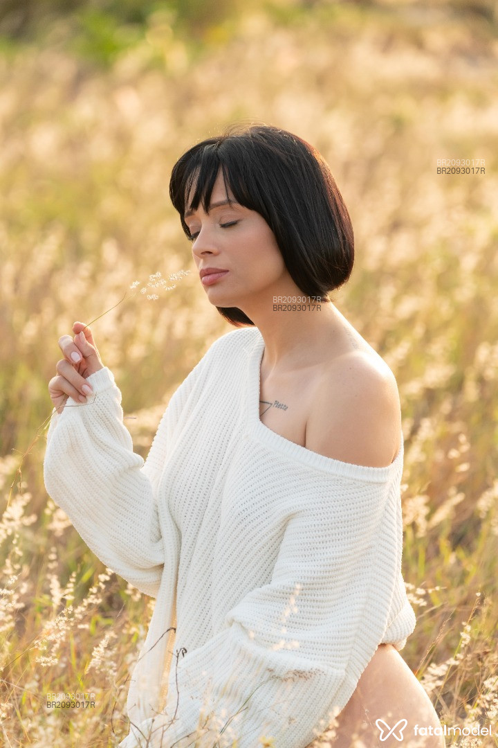 Acompanhante mulher morena (o) de olhos verdes - Maite