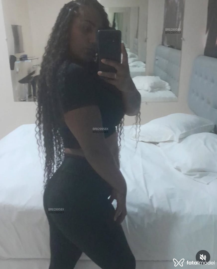 Acompanhante mulher com cabelo castanho de olhos pretos - Roberta