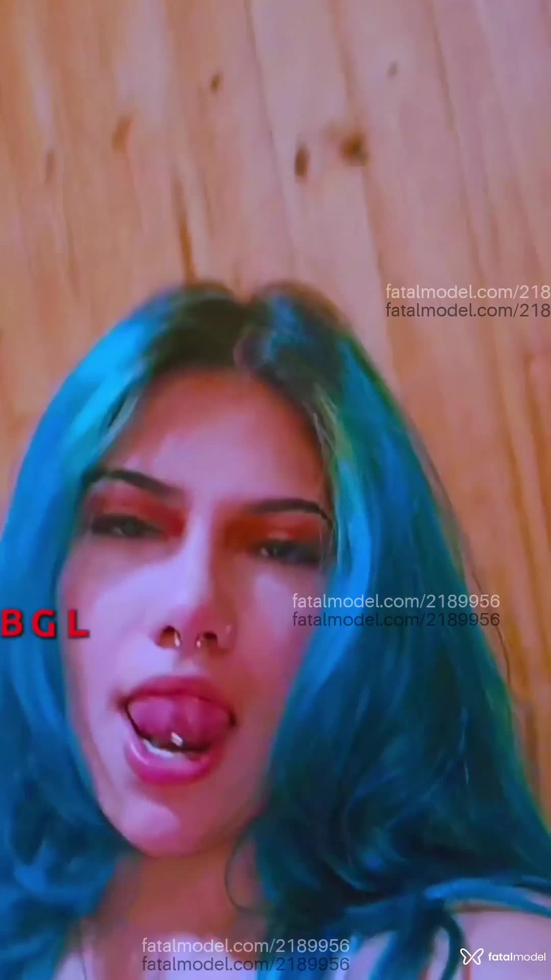Acompanhante mulher com cabelo colorido de olhos castanhos - Belli
