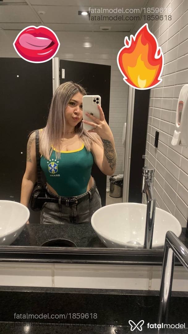 Acompanhante mulher loira (o) de olhos castanhos - Lya