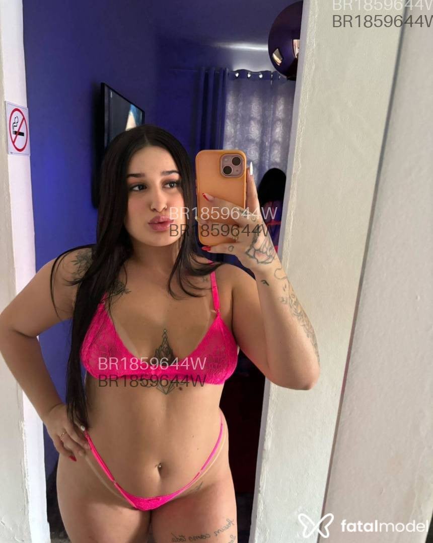 Acompanhante mulher com cabelo castanho de olhos castanhos - Larissa Martins