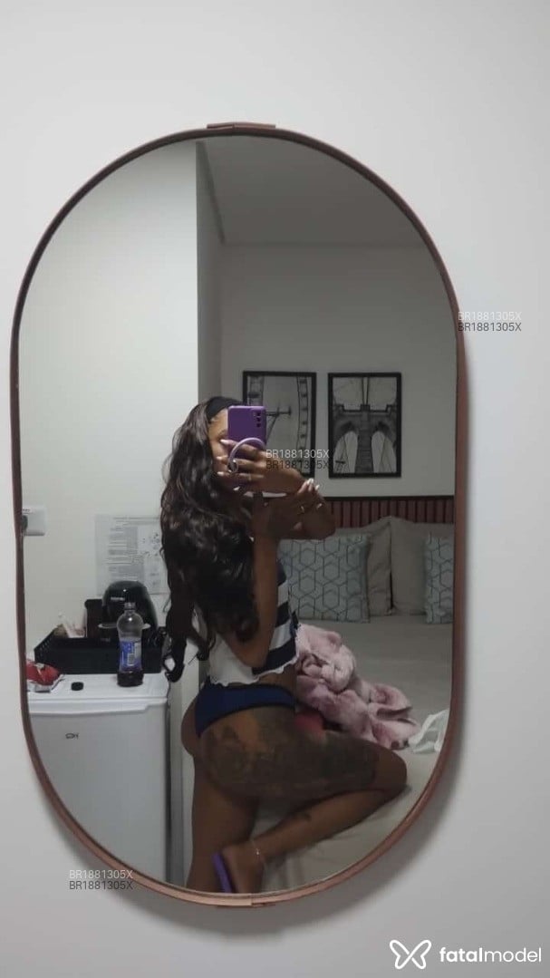 Acompanhante mulher morena (o) de olhos pretos - Brenda Acompanhante mulher morena (o) de olhos pretos - Brenda