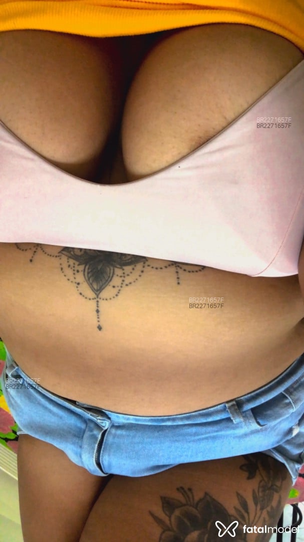 Acompanhante mulher com cabelo colorido de olhos castanhos em Itajaí - Caachorra