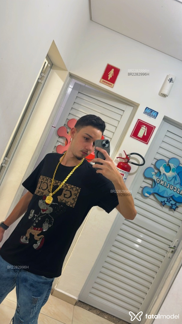 Acompanhante homem com cabelo castanho de olhos castanhos em Virtual - Guarinos
