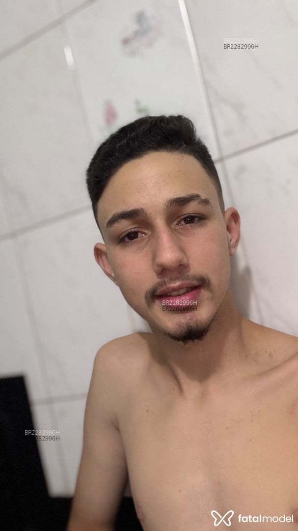 Acompanhante homem com cabelo castanho de olhos castanhos em Virtual Acompanhante homem com cabelo castanho de olhos castanhos em Virtual - Guarinos
