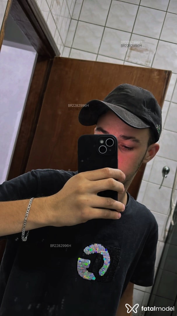 Acompanhante homem com cabelo castanho de olhos castanhos em Virtual Acompanhante homem com cabelo castanho de olhos castanhos em Virtual - Guarinos