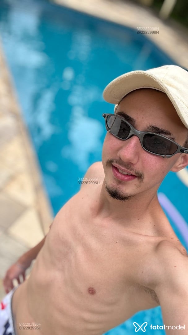 Acompanhante homem com cabelo castanho de olhos castanhos em Virtual Acompanhante homem com cabelo castanho de olhos castanhos em Virtual - Guarinos