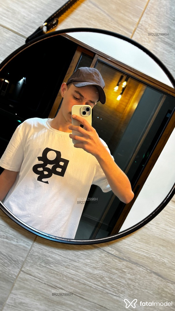 Acompanhante homem com cabelo castanho de olhos castanhos em Virtual Acompanhante homem com cabelo castanho de olhos castanhos em Virtual - Guarinos