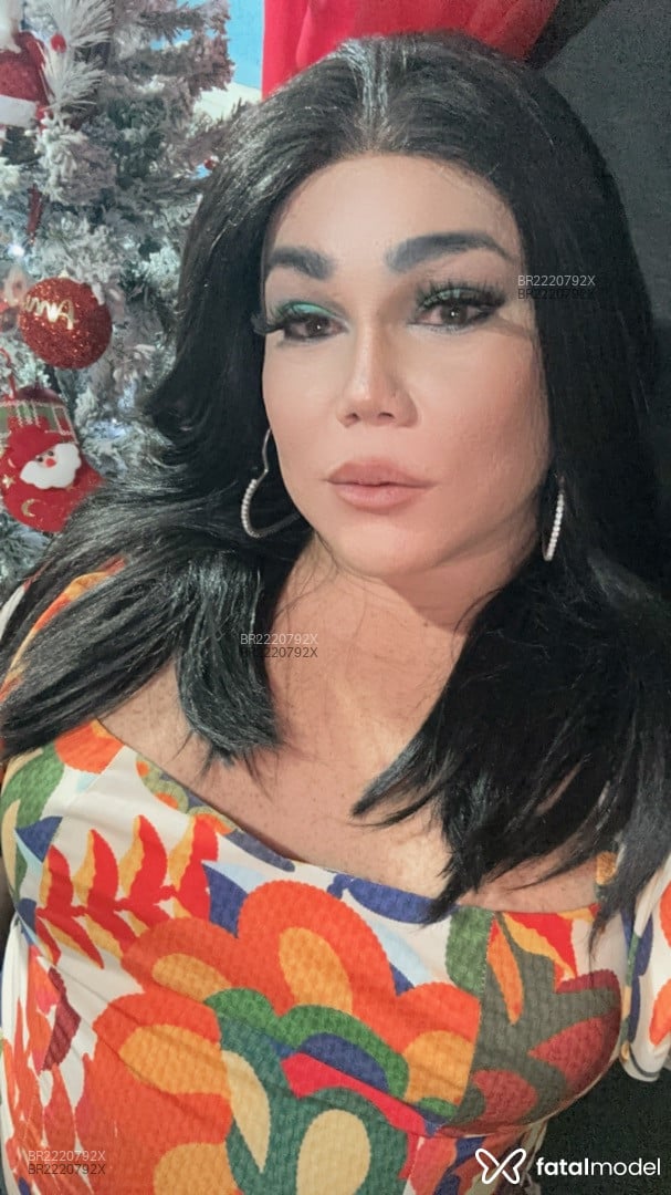Acompanhante mulher trans com cabelo castanho de olhos castanhos - Domi Acompanhante mulher trans com cabelo castanho de olhos castanhos - Domi