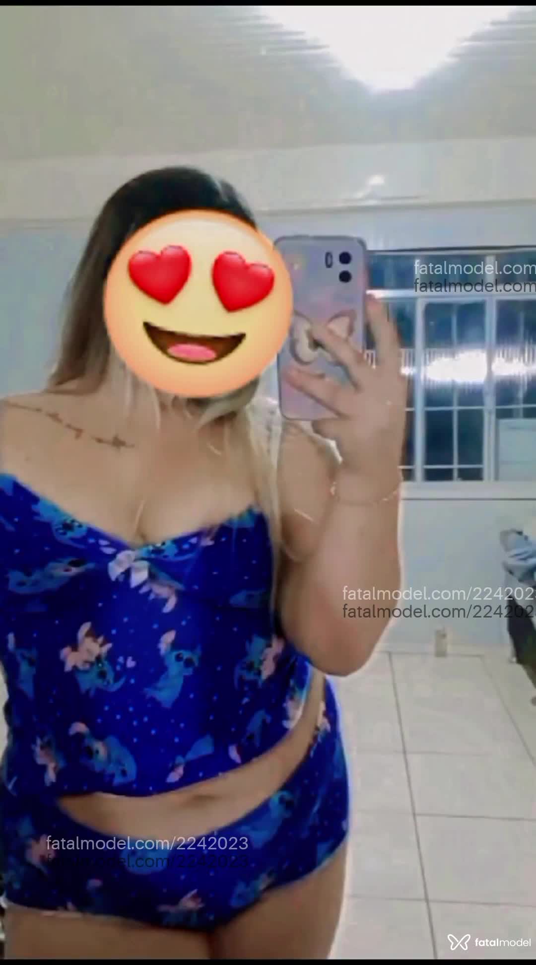 Acompanhante mulher loira (o) de olhos castanhos - Julia